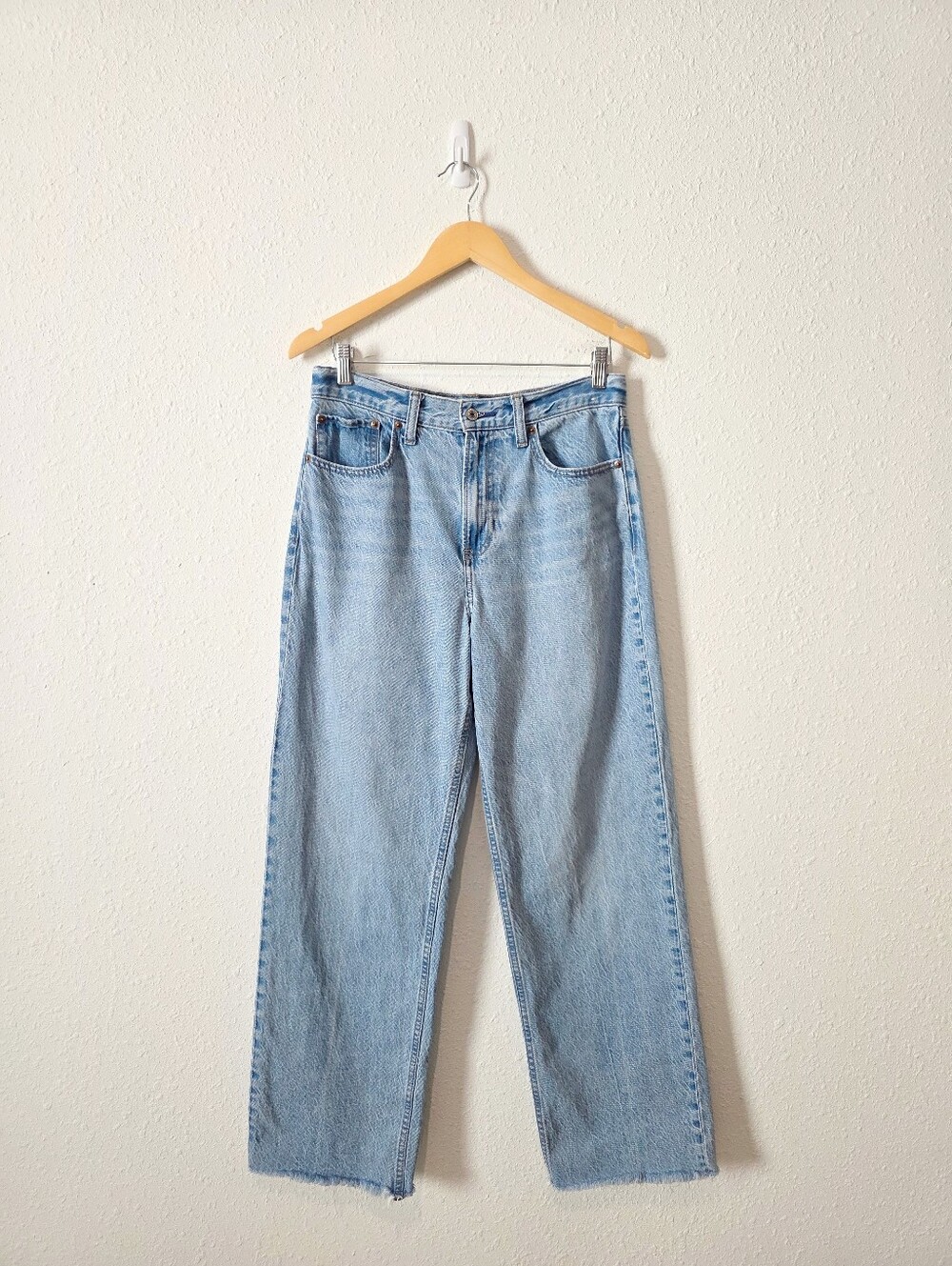 Abercrombie Light Wash High Rise Loose Jeans 28